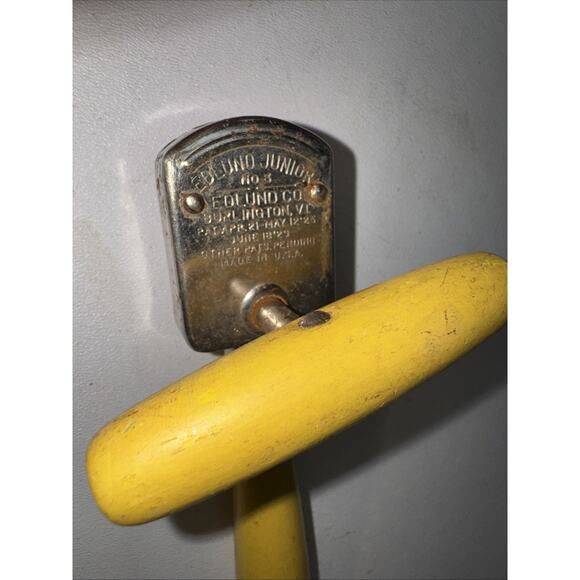 D11 VINTAGE EDLUND JUNIOR NO.5 YELLOW WOOD HANDLE '50's CAN OPENER - Picture 3 of 4